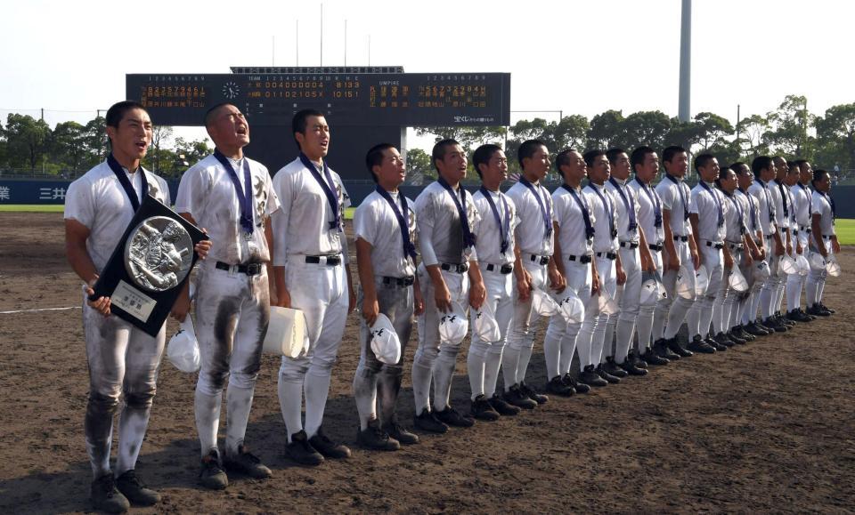 惜しくも敗れた大冠ナインは準優勝盾を手にスタンドへあいさつする