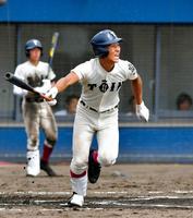　６回、右越え本塁打を放つ大阪桐蔭・藤原