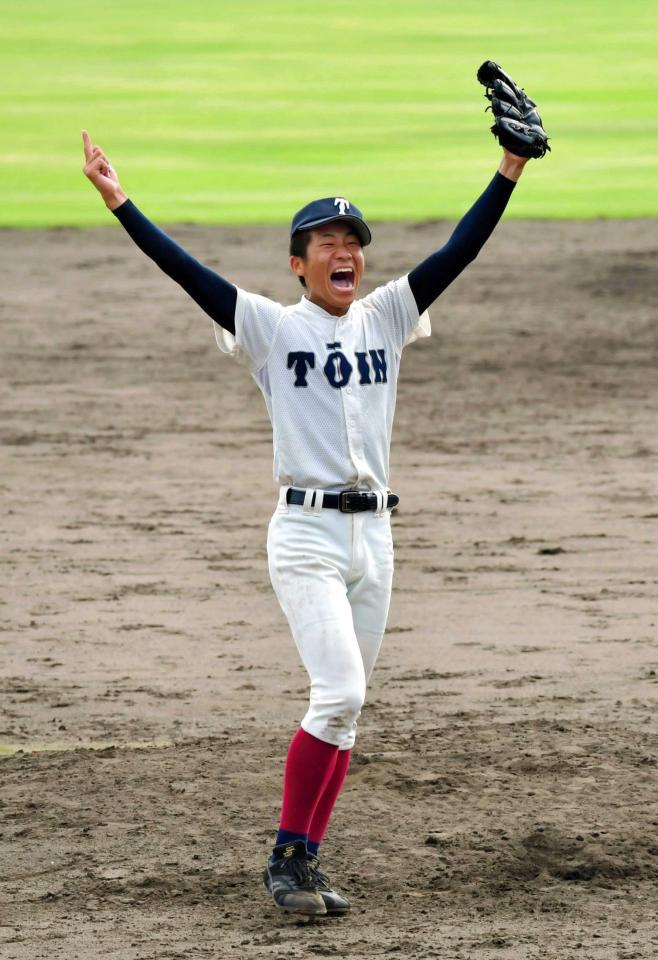 　優勝を決めて喜ぶ大阪桐蔭・徳山（撮影・石湯恒介）