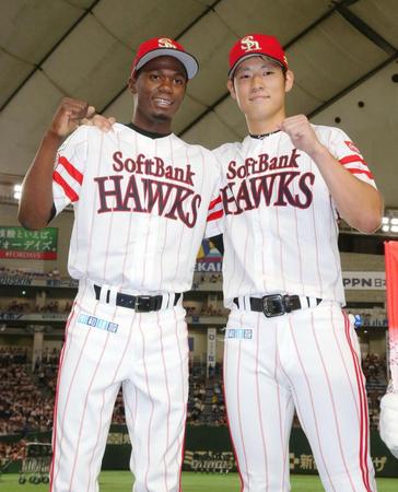 　お立ち台でポーズをとるソフトバンクのモイネロ（左）と上林＝東京ドーム