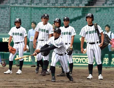 ノックする津田学園・佐川竜朗監督