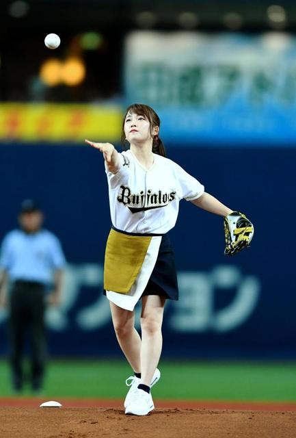 川栄李奈が始球式に背番号３ユニで登場　ツーバウンド投球「手汗がすごかった」