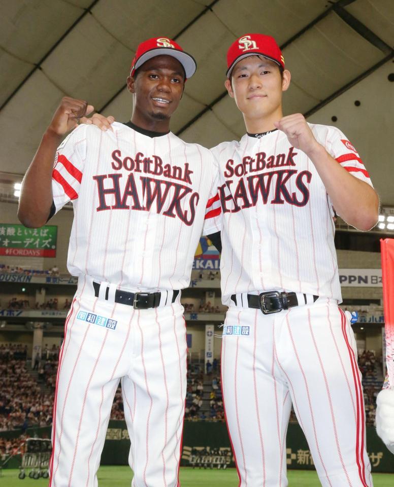 　お立ち台でポーズをとるソフトバンクのモイネロ（左）と上林＝東京ドーム