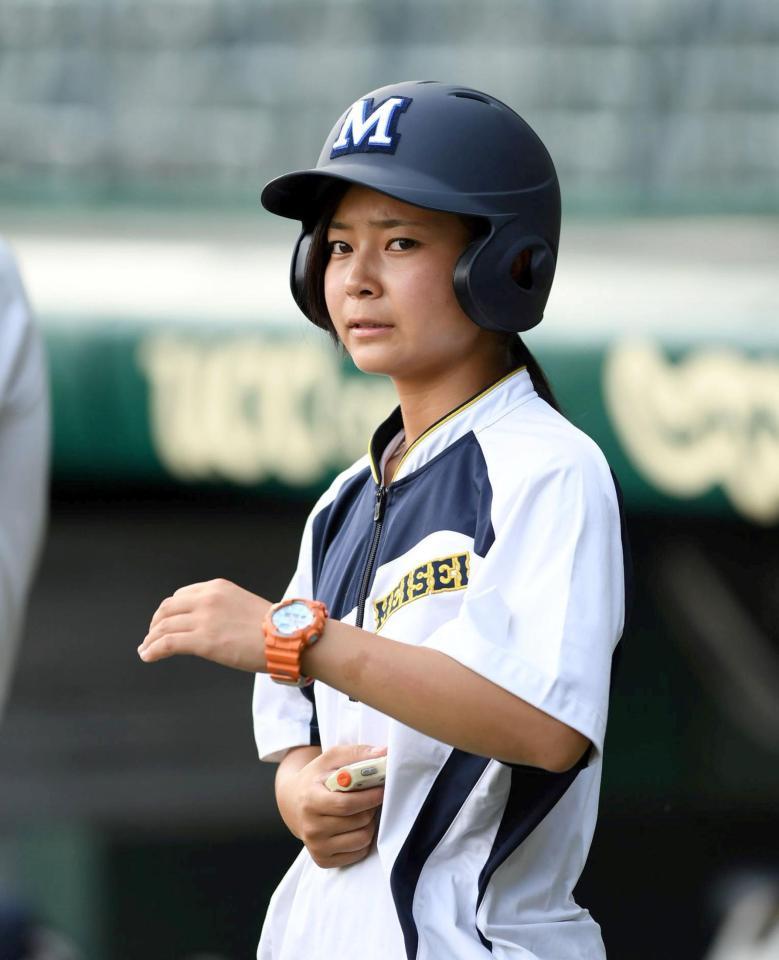 グラウンドで練習を見守る藤枝明誠・八木マネージャー（撮影・山口登）