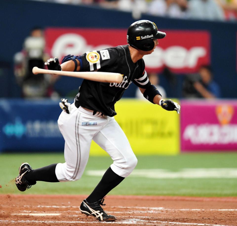 ９回表ソフトバンク２死二，三塁、福田は左線に同点適時二塁打を放つ＝京セラドーム（撮影・佐藤厚）