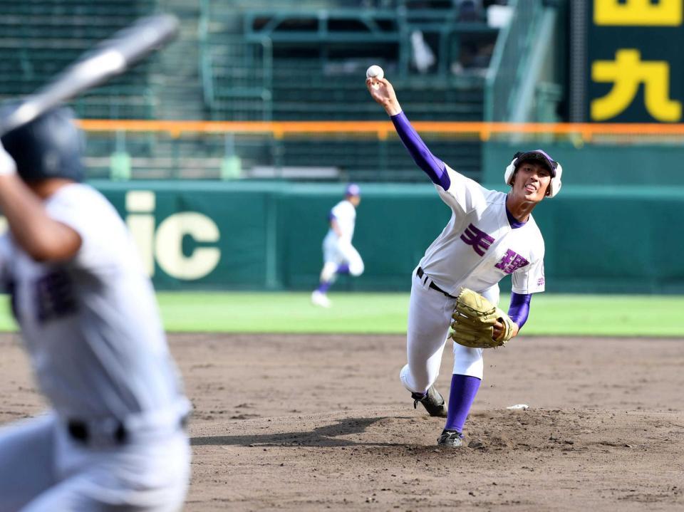 　甲子園のマウンドで打撃投手を務める天理・輪島