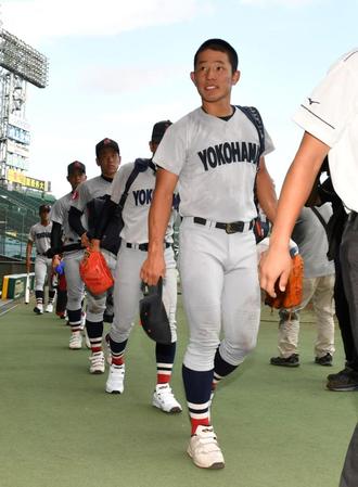 練習を終えグラウンドを後にする横浜の増田珠