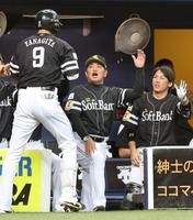 　１回、先制２ランを放った柳田（左）を迎えるソフトバンク・工藤監督（中央）＝京セラドーム