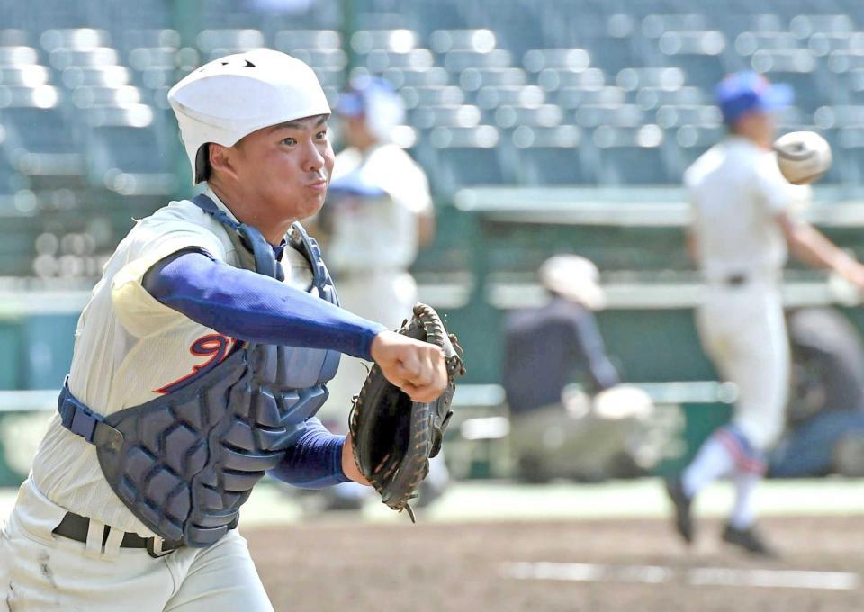　守備練習で送球する神戸国際大付・猪田