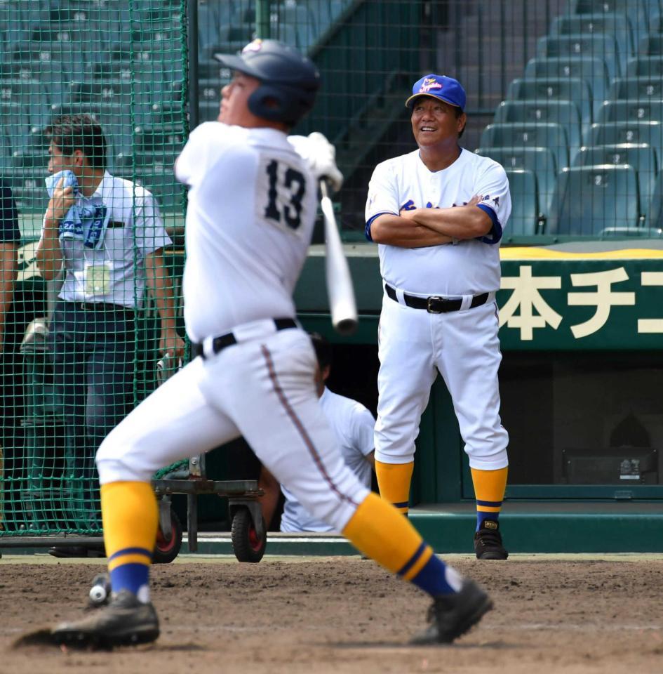 　選手の練習を笑顔で見守る秀岳館・鍛治舎監督