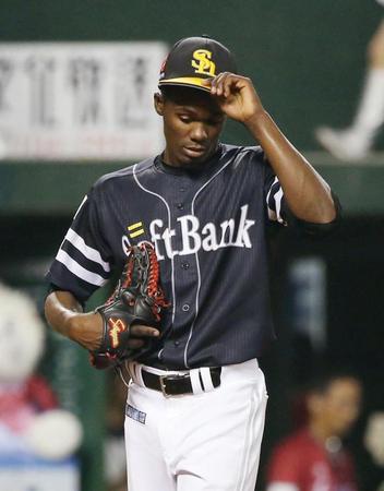 　５回、西武に逆転を許し、ベンチに戻るソフトバンクのモイネロ＝メットライフドーム