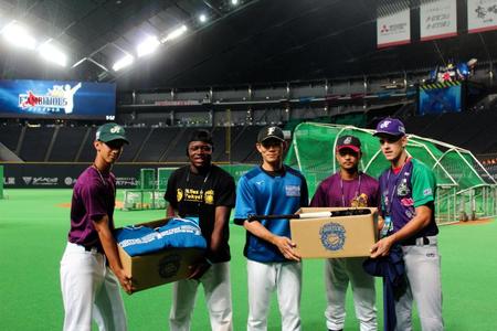 ブルキャナファソの野球選手に道具を提供する日本ハム・大野