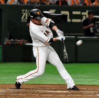 ２回、同点の右越え本塁打を放つ巨人・長野久義＝東京ドーム（撮影・三好信也）