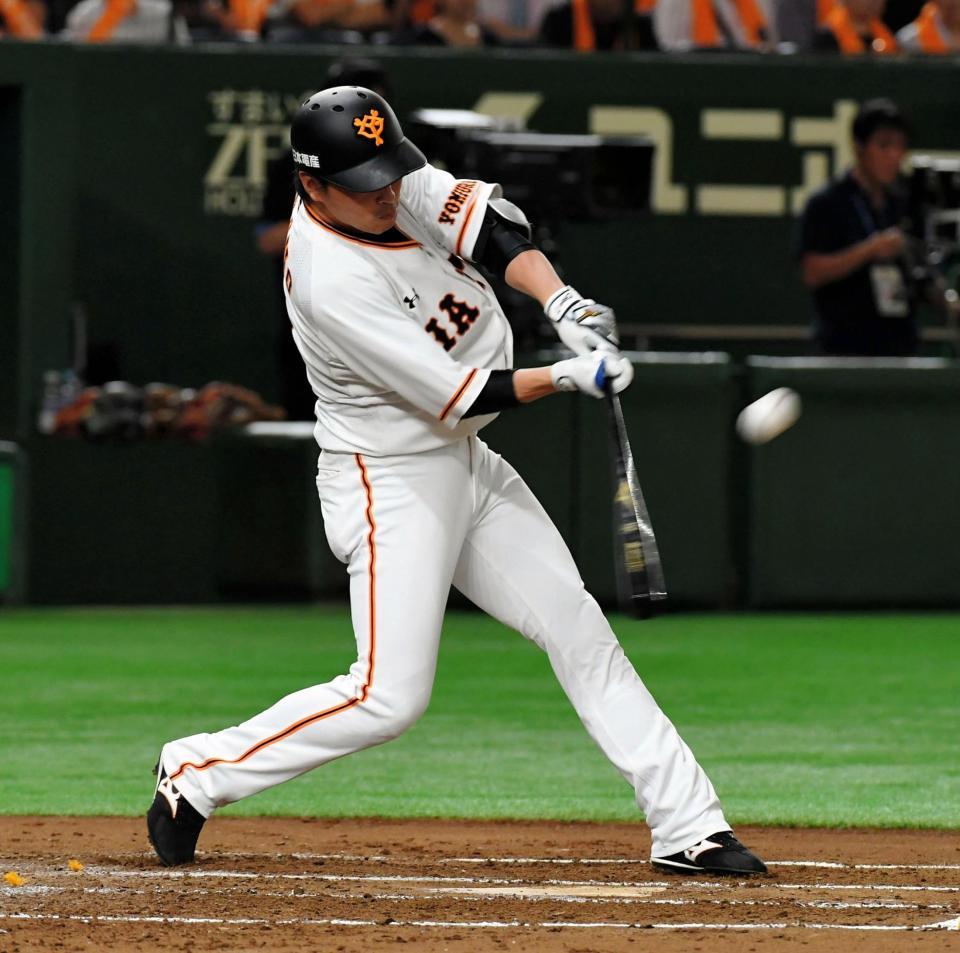 ２回、同点の右越え本塁打を放つ巨人・長野久義＝東京ドーム（撮影・三好信也）