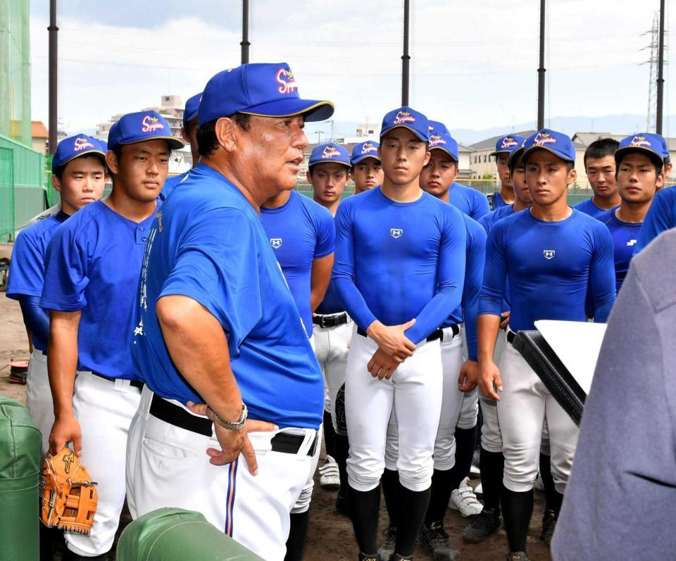 　円陣を組み、自らの言葉で退任の意思を伝える秀岳館・鍛治舎監督（手前）＝撮影・持木克友