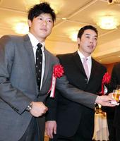　２０１２年、最優秀バッテリー賞を受賞した（左から）内海と阿部