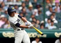 ３回彦根東２死一・三塁、彦根東・吉本が左越えに逆転３ランを放つ＝甲子園（撮影・山口登）