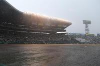 急な豪雨が襲い、試合が中断した甲子園球場（撮影・山口登）