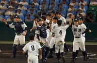 延長１２回の末、粘る日大山形を振り切り喜び合う明徳ナイン＝甲子園