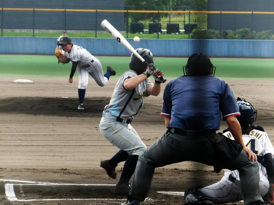 準々決勝で対決する昨年Ｗ杯優勝メンバーの笹沼（平成国際大、左）と六角