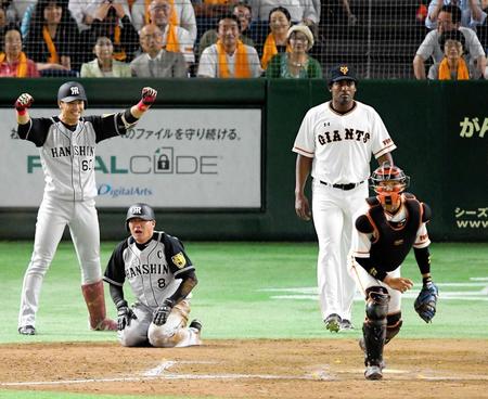　９回、ロジャースに勝ち越し犠飛を浴びたカミネロ（右から２人目）＝撮影・堀内翔