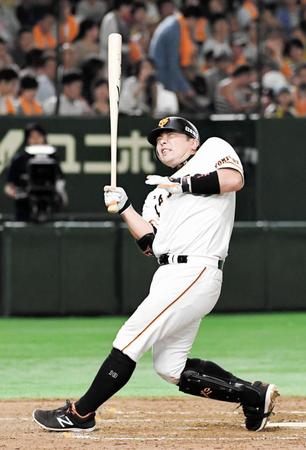 ５回、死球を受け痛がる阿部