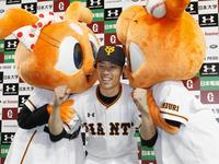 　阪神に勝利し、お立ち台でポーズをとる巨人・寺内＝東京ドーム