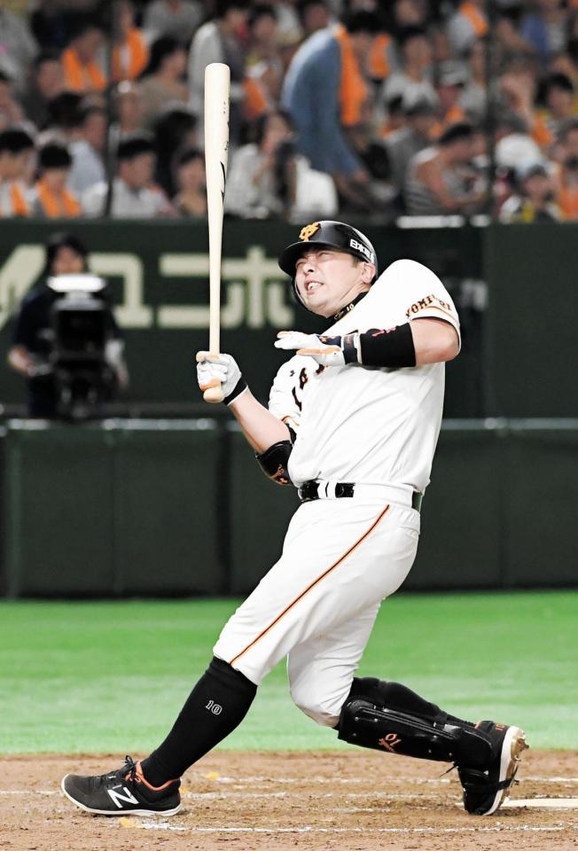 ５回、死球を受け痛がる阿部