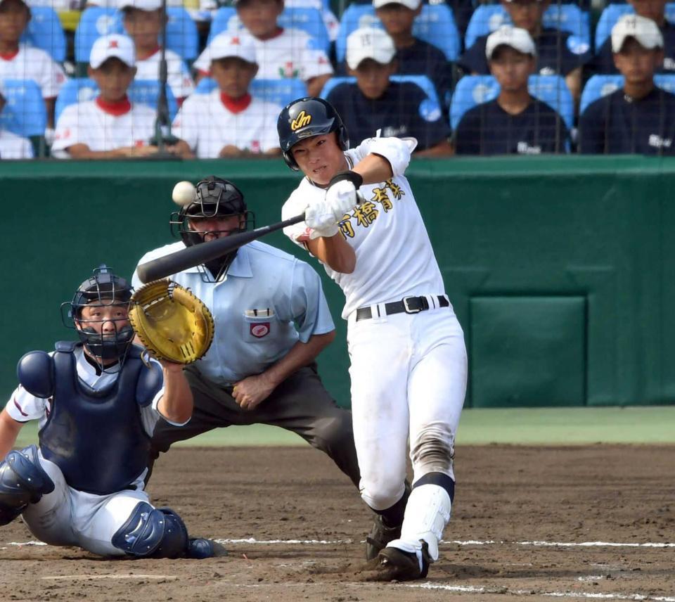 　７回、左中間へ本塁打を放つ前橋育英・飯島