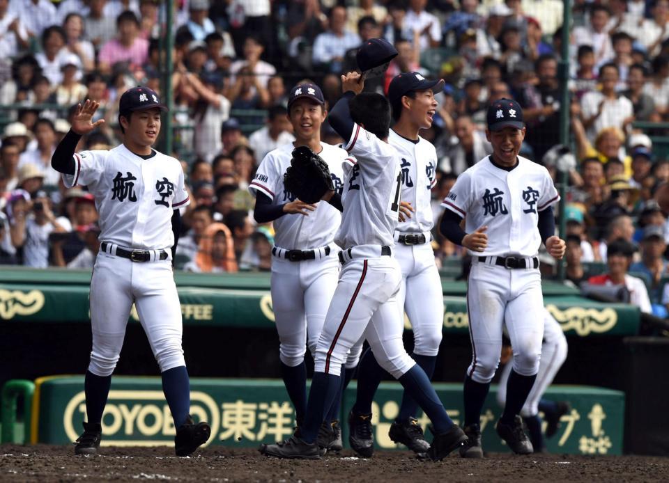 木更津総合対日本航空石川　 逆転勝利に喜ぶ日本航空石川・ナイン＝甲子園（撮影・山口登）