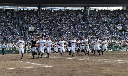 中京大中京に勝利し、アルプスへ向かう広陵ナイン＝阪神甲子園球場（撮影・中田匡峻）