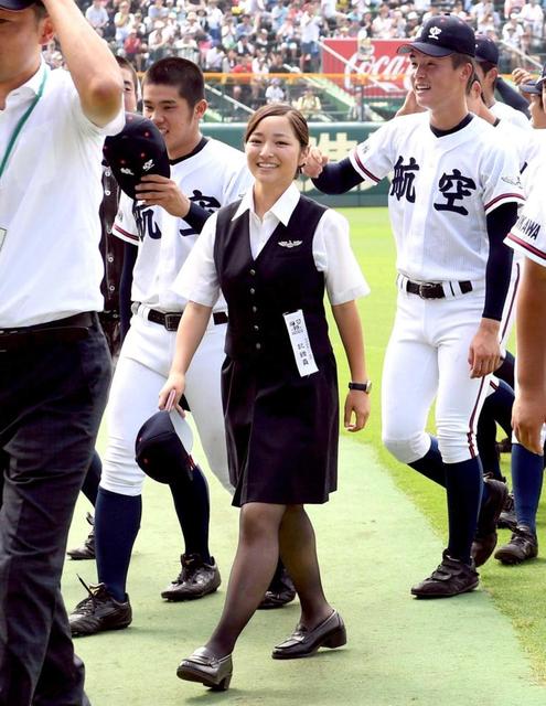 【写真】日本航空石川のＣＡ志望の女子マネ、制服なのにまるでコスプレＣＡ！？