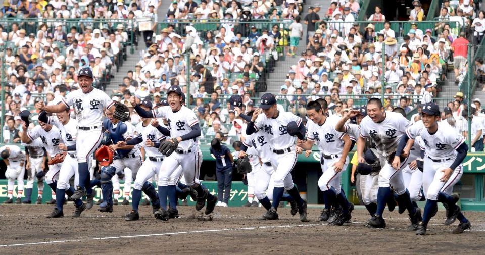 　逆転で初戦突破し、歓喜する日本航空石川ナイン（撮影・佐藤厚）