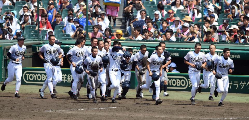 ９回の追い上げも届かず、初戦敗退しガックリの中京大中京ナイン＝甲子園（撮影・山口登）