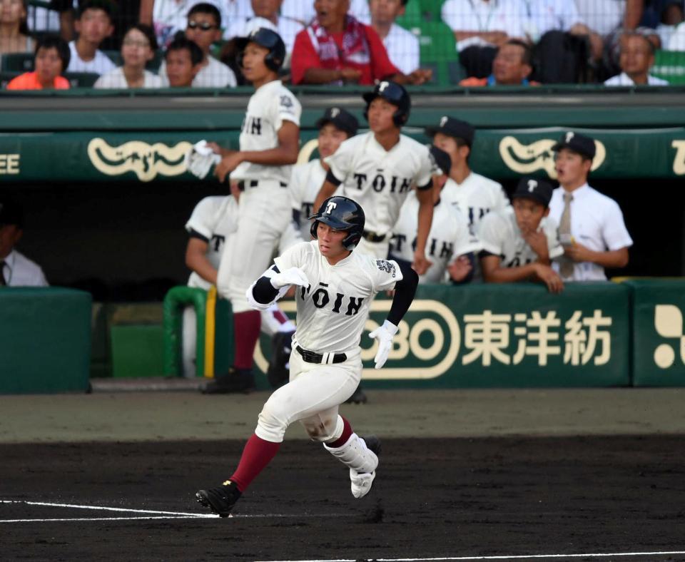 １回、大阪桐蔭・福井が右越えに先制ソロを放ち一塁へ向かう＝甲子園