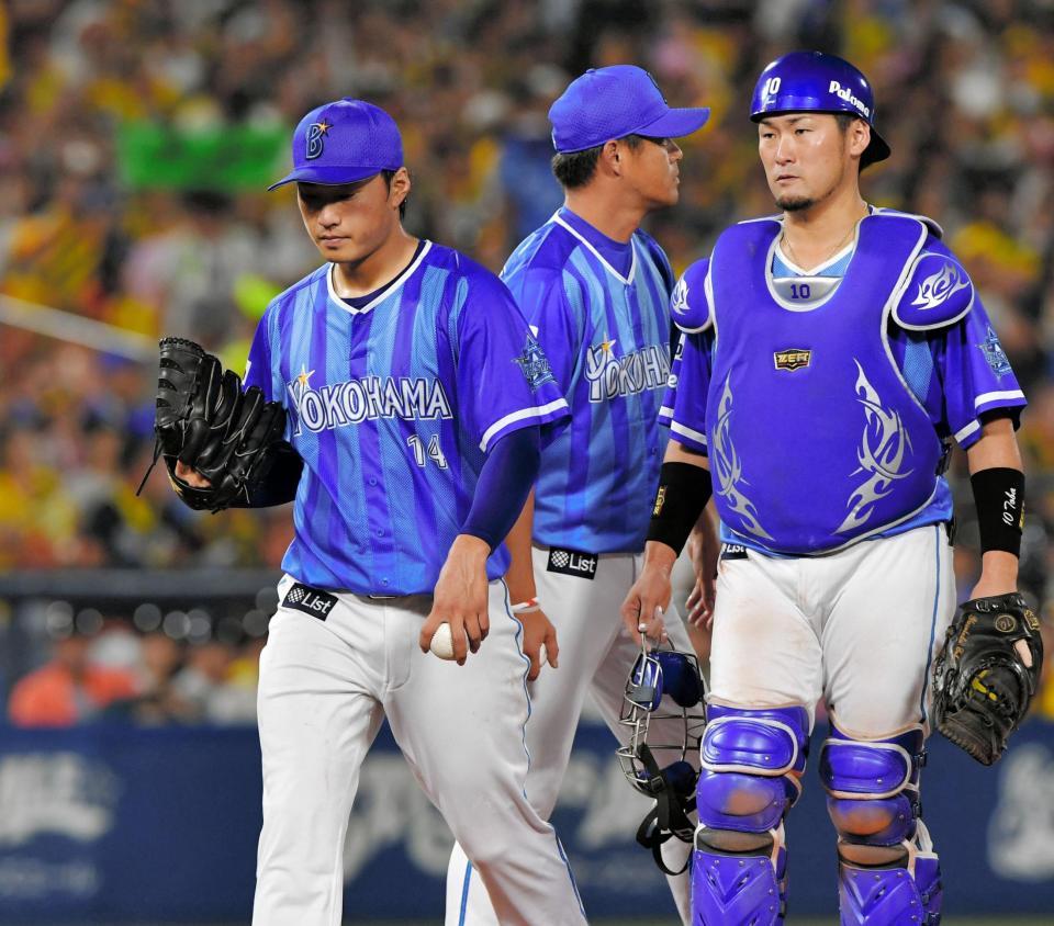 ５回、降板する石田（左）＝横浜スタジアム