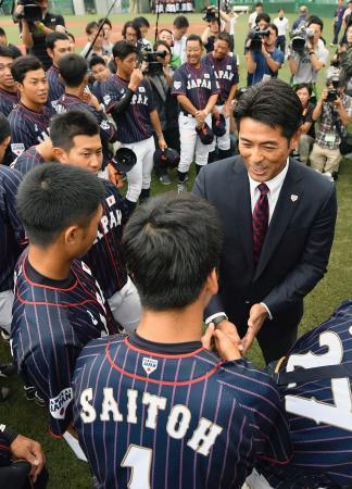 　野球の大学日本代表のメンバーを激励する日本代表の稲葉監督（手前右端）＝川崎市