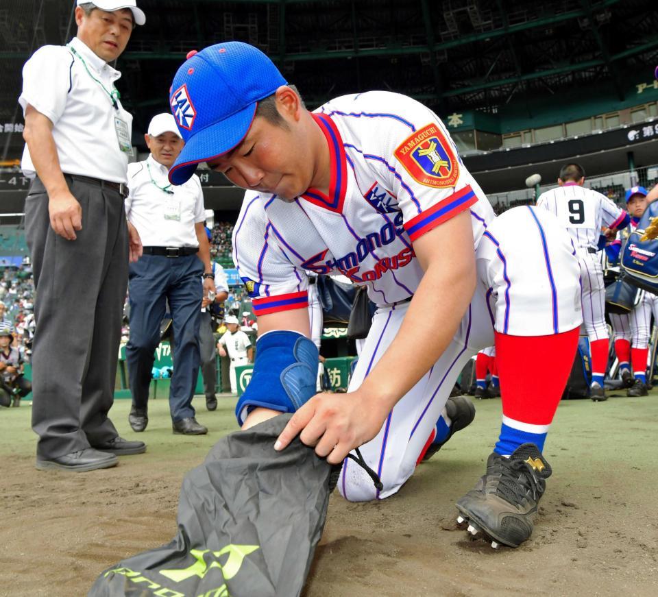 　甲子園の土を集める下関国際・植野（撮影・石湯恒介）