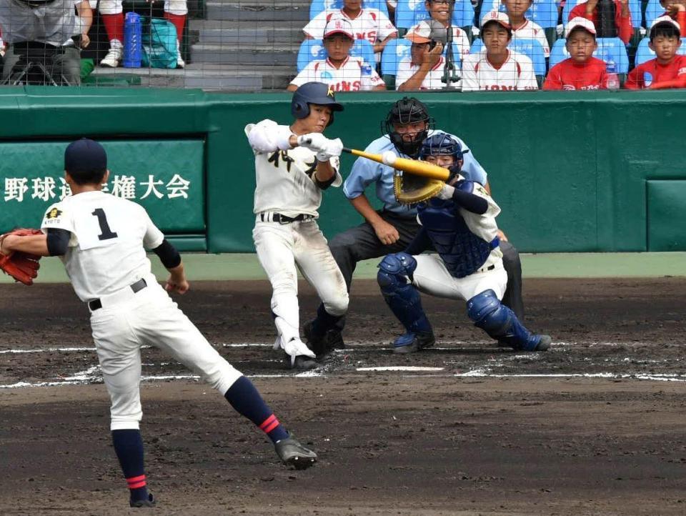 ６回神村学園２死一、三塁、右越え２点三塁打を放つ田中祐＝甲子園（撮影・持木克友）