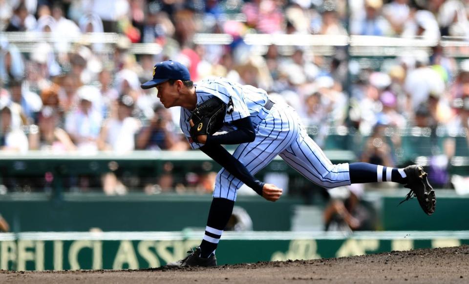 先発投手の東海大菅生・松本＝甲子園（撮影・中田匡峻）