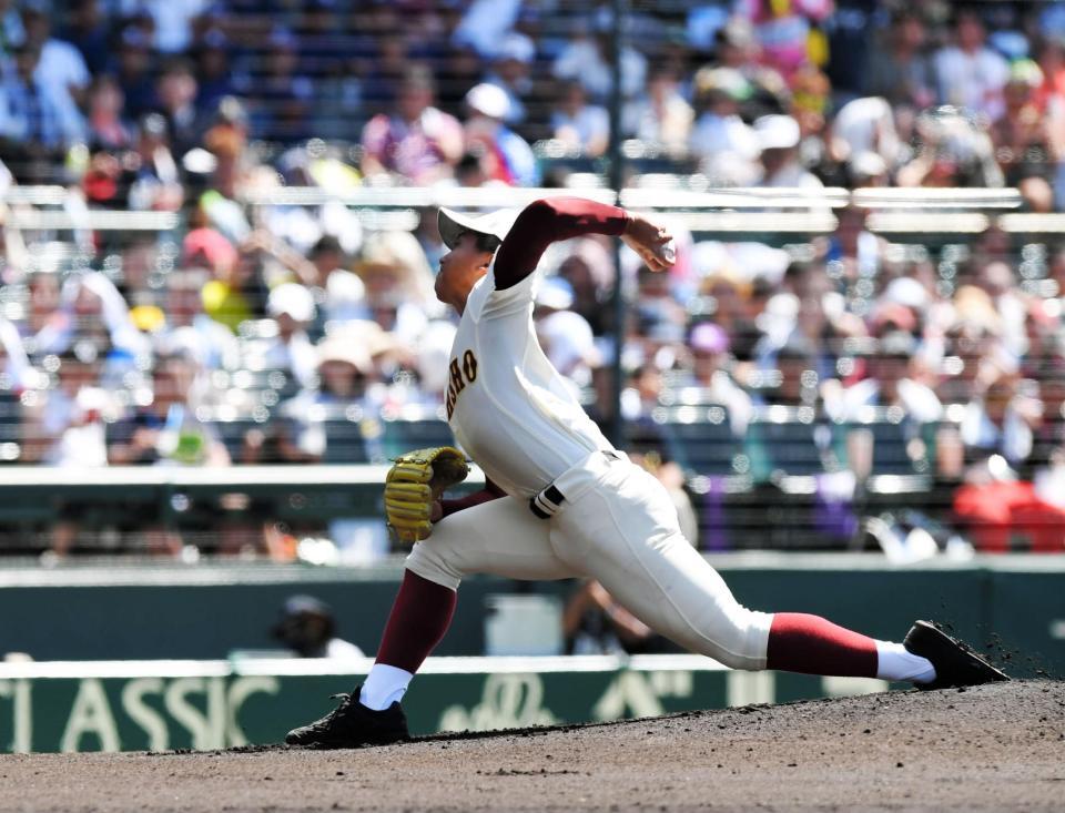 先発投手の高岡商・土合＝甲子園（撮影・中田匡峻）
