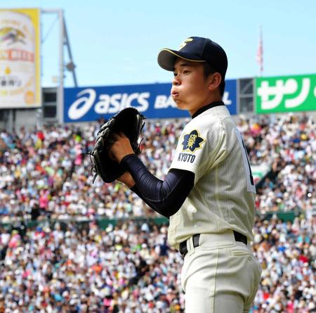 　一塁側のブルペンで投球練習する京都成章・上林（撮影・高部洋祐）