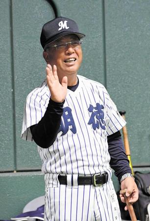 　雨天中止となり、室内練習場で調整する明徳義塾ナイン