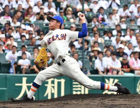 好投する盛岡大付の三浦瑞＝甲子園（撮影・持木克友）