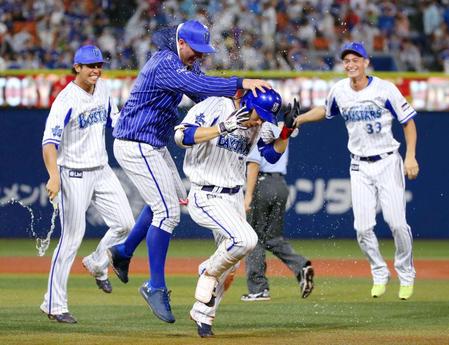 　９回、サヨナラ二塁打を放ち、ナインに手荒い祝福を受けるＤｅＮＡ・倉本（中央）＝横浜