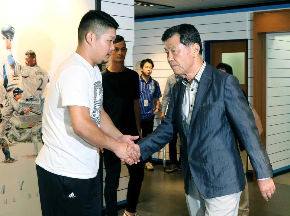 　球場を訪れた渡辺元横浜高監督と握手する筒香（左）
