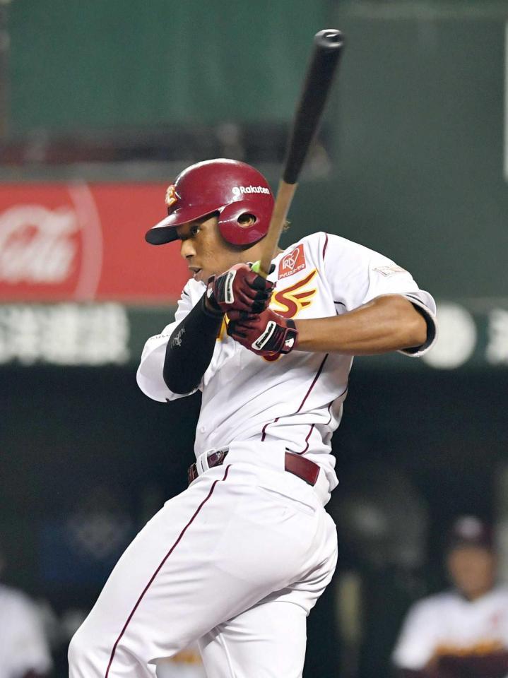 　４回、左翼線に走者一掃の同点二塁打を放つオコエ