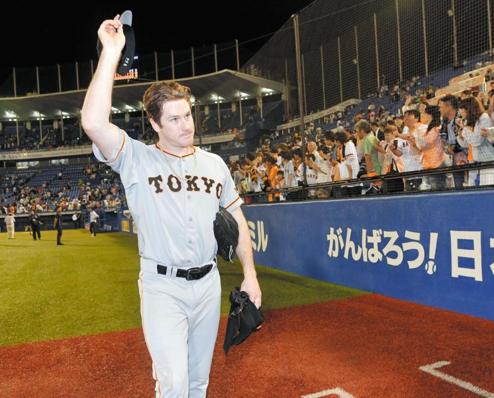 今季１１勝目を挙げ、ファンの声援に応えながら引き揚げる巨人　マイルズ・マイコラス＝神宮（撮影・出月俊成）