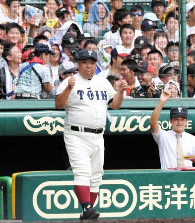 ３回、大阪桐蔭・山本の好返球で失点を防ぎ、大阪桐蔭・西谷監督もこのポーズ