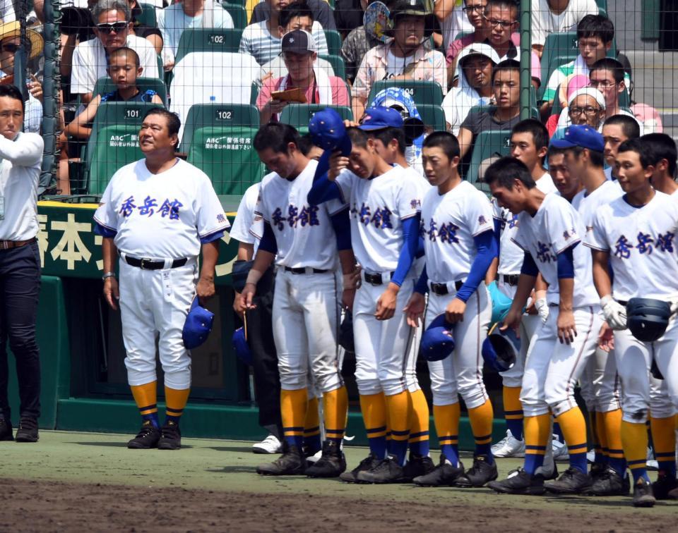 広陵に敗れベンチ前に整列する秀岳館・鍛治舎監督（右）＝甲子園（撮影・山口登）